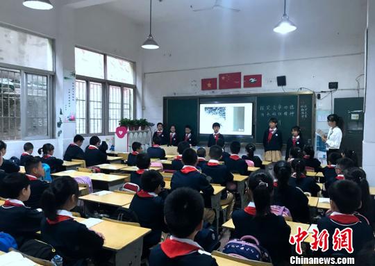 樟树坪小学学生进行《炎帝文化》校本课展示。　邓霞 摄