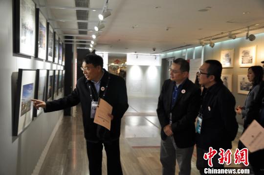 观众参观北京中轴线文化传承创意影像展。　马海燕 摄