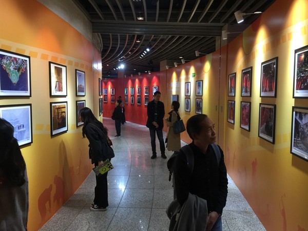 观众参观摄影展  徐静 摄