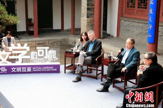 对话以“文明互鉴——文学的可能”为主题。　梁犇 摄