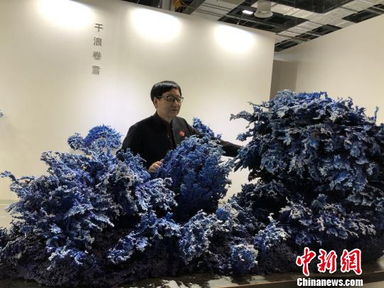 无模可控熔铸工艺将铜彻底从模具里解放出来，给了铜自由。　王卫 摄