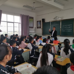 立定三尺讲台，扎根农村教育