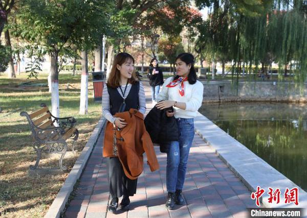 范氏理与中国同学在校园散步。　杨迪 摄