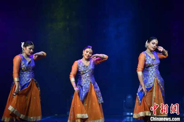图为印度舞者演绎卡塔克舞 刘冉阳 摄