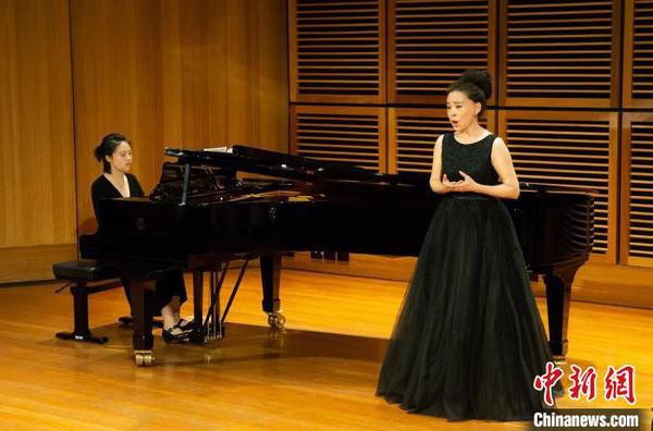 中国旅澳女高音歌唱家王亚伟在演唱会上。　凌永雄 摄