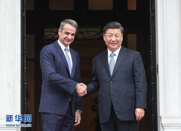 当地时间11月11日，国家主席习近平在雅典同希腊总理米佐塔基斯会谈。 新华社记者 姚大伟 摄