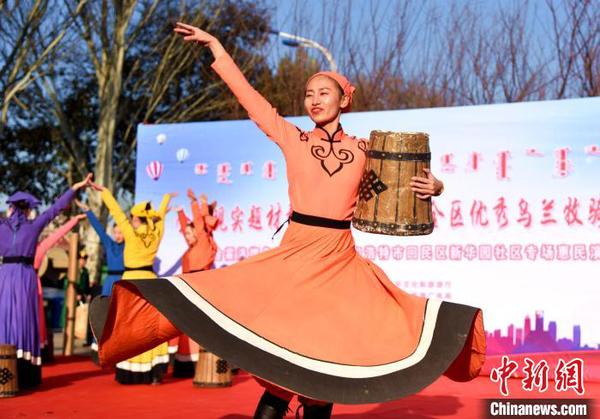 内蒙古优秀乌兰牧骑进行展演初冬点燃草原民众热情