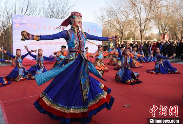 图为优秀乌兰牧骑展演现场。　张玮 摄