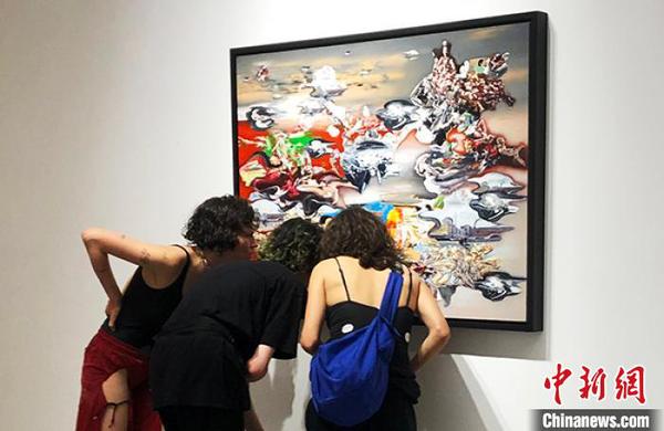 古巴观众参观展览，图为钟飙作品《铁观音》。主办方供图