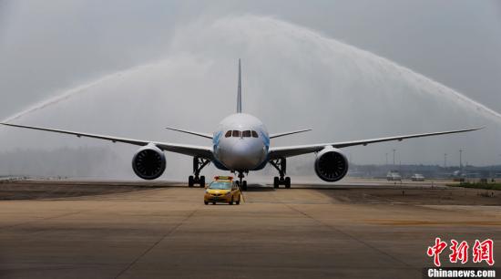 资料图:波音787飞机平稳降落机场。<a target='_blank' href='http://www.chinanews.com/'>中新社</a>发 罗广泰 摄 资料图:波音787飞机平稳降落机场。<a target='_blank' href='http://www.chinanews.com/'>中新社</a>发 罗广泰 摄