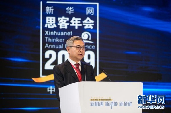 　香港国际金融学会会长、北京大学汇丰商学院教授肖耿发表演讲。新华网 郭小天 摄