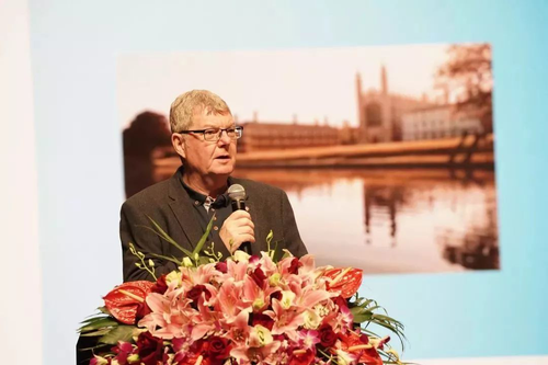 中国托马斯学校的PBL学习总指导——英国剑桥大学副校长、英国皇家工程院院士、世界著名超导专家David Cardwell教授发言