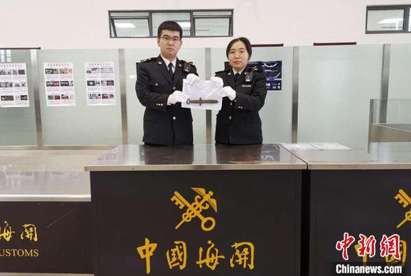霍尔果斯海关首次查获旅客携带文物出境案涉案文物系东晋环首铁剑