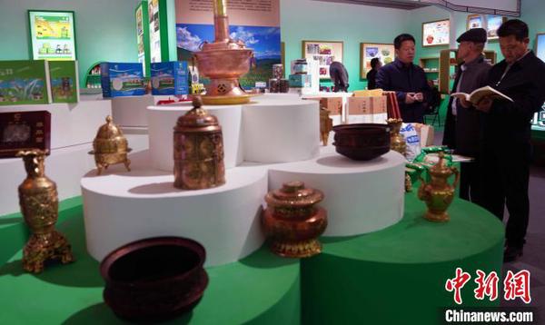 主题日活动，展出了具有江淮特色的洮绣绣品、浓郁藏族风情的铜制品等手工产品及蜂蜜、菜籽油、当归片等土特产品和中藏药材等。　钟欣 摄