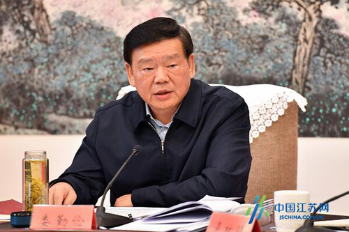11月22日，省委书记娄勤俭主持召开省委常委会。记者 张筠 摄  2