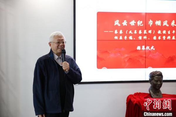 复旦大学图书馆馆长陈思和接受捐赠，颁发捐赠证书。　曹珊 摄