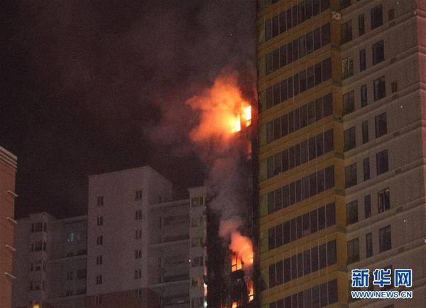 沈阳一高层居民楼突发大火 尚无人员伤亡报告 1