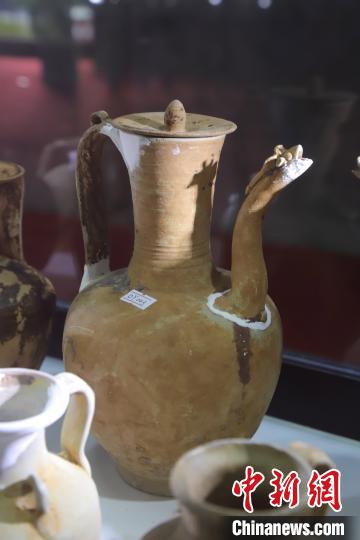 图为江西省赣州市大余县博物馆展出此次北宋古窑址出土的酒器。　吴寿生 摄
