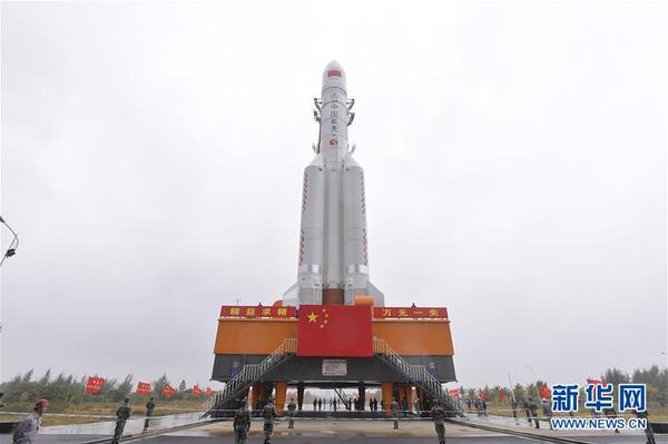 　12月2 21日，长征五号遥三运载火箭在中国文昌航天发射场完成技术区相关工作后，垂直转运至发射区，计划于12月底前后择机实施飞行试验任务。 新华社发（张高翔 摄）