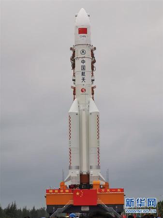 3 12月21日，长征五号遥三运载火箭在中国文昌航天发射场完成技术区相关工作后，垂直转运至发射区，计划于12月底前后择机实施飞行试验任务。 新华社发（张高翔 摄）