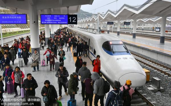 12月26日上午，乘坐C8030次从湖南长沙至张家界的游客抵达张家界西站。