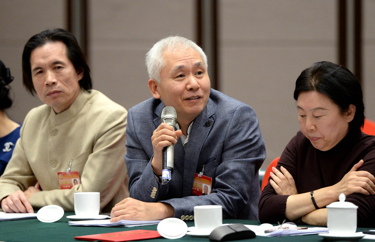 白十源委员（中）在专题协商议政会暨委员联组讨论现场发言
