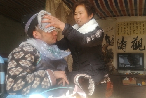 高进英为丈夫擦脸