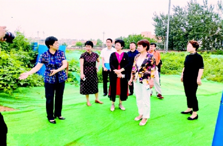 大兴区政协提案委带领部分委员走进旧宫镇社区，共商老旧社区治理问题。
