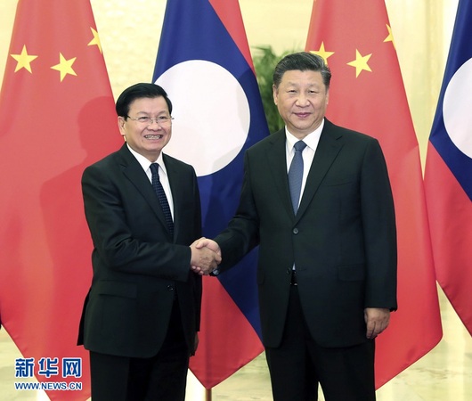 1月6日，国家主席习近平在北京人民大会堂会见老挝总理通伦。新华社记者 刘卫兵 摄