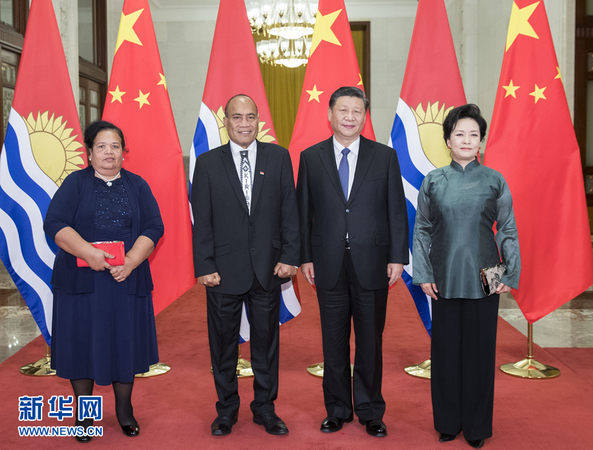 1月6日，国家主席习近平在北京人民大会堂同基里巴斯总统马茂会谈。这是会谈前，习近平和夫人彭丽媛同马茂总统夫妇合影。 新华社记者 黄敬文 摄