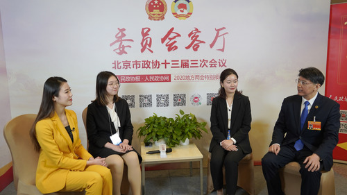李茹雨与智慧两位同学做客《委员会客厅》栏目，与北京市政协委员朱良进行座谈。人民政协网记者 张佳琪 摄