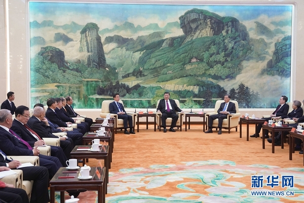 1月14日，习近平、汪洋、韩正等在北京人民大会堂同党外人士欢聚一堂，共迎佳节。新华社记者 鞠鹏 摄