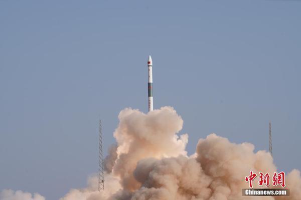 2 银河航天首发星是银河航天(北京)科技有限公司自主研发的具有国际先进水平的低轨宽带通信卫星。该卫星采用和Ka等通信频段，具备10Gbps速率的透明转发通信能力，可通过卫星终端为用户提供宽带通信服务。刘伟 摄