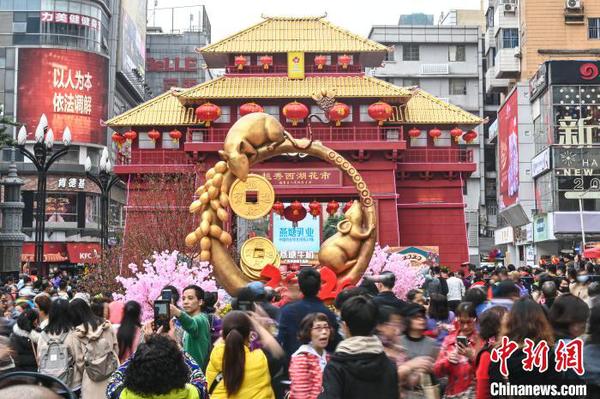 西湖花市开市 陈骥旻 摄