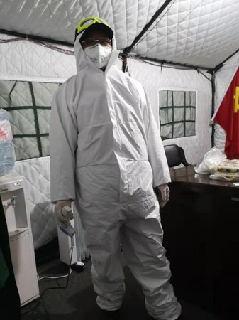 身着防护服工作在防控疫情前线的基层政协委员徐奕斌
