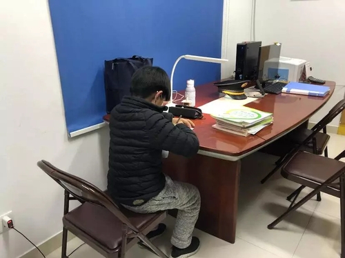 2陈姗姗、张烜烜的儿子张宸瑞正在认真写作业
