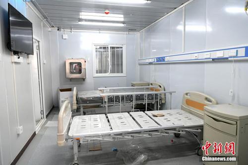 据武汉市城乡建设局官方微信消息，经过十昼夜的奋战，2月6日，武汉市城建局会同市卫健委组织雷神山医院项目代建方地产集团、承建方中建三局开展雷神山医院验收工作并逐步移交。一组图片带你速览雷神山医院内部场景。图为武汉雷神山医院病房内景。中新社记者 安源 摄
