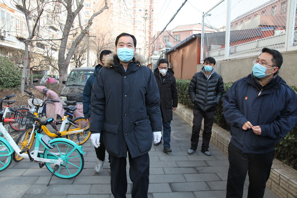 李铁生副主席带领党员干部在社区检查指导防控工作落实情况