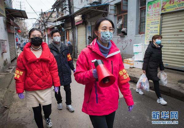 2 2月7日，中华路街道西城壕社区党委书记翁文静（右二）与志愿者柳莹（左一）、张琦（左二）上街进行防疫宣讲。 新华社记者肖艺九摄