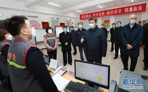 2月10日，中共中央总书记、国家主席、中央军委主席习近平在北京调研指导新冠肺炎疫情防控工作。这是习近平在朝阳区安贞街道安华里社区，了解基层一线疫情联防联控情况。 新华社记者 庞兴雷 摄