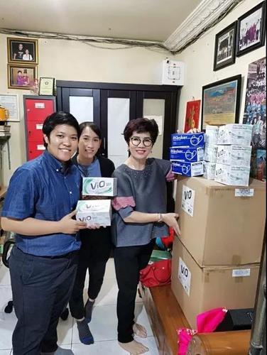 江春云(左)和蔡炜莉(中),在印尼巨港一家药店寻找医疗物资。 江春云(左)和蔡炜莉(中),在印尼巨港一家药店寻找医疗物资。