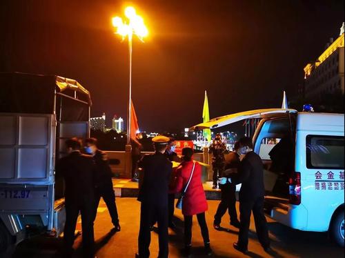莫锦策捐赠的口罩抵达广西东兴口岸,验货后,当地医院连夜接收口罩运回。 莫锦策捐赠的口罩抵达广西东兴口岸,验货后,当地医院连夜接收口罩运回。