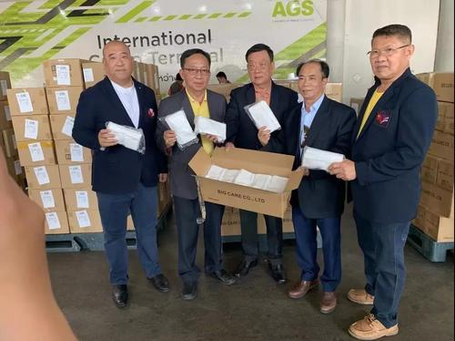 泰中企业联合会主席叶均廷(右二)捐赠的口罩。 泰中企业联合会主席叶均廷(右二)捐赠的口罩。