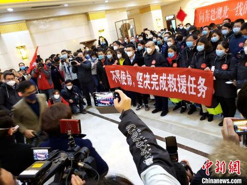 自新冠病毒肺炎疫情爆发以来，山东省委省政府紧急召集全省医疗人员，自正月初一当晚开始，陆续向湖北武汉、黄冈等重灾区先后派出了9批医疗队共1385名医护人员。图为首批医护人员驰援湖北。(资料图) 邱江波 摄