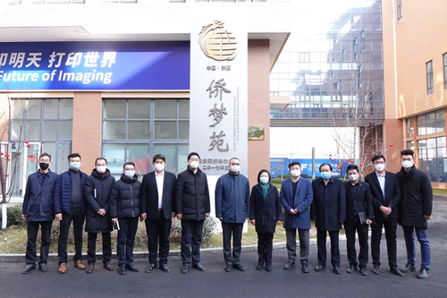 2月12日上午，济南市委常委、统战部部长王拥华（右六）率队到当地侨资企业走访督导疫情防控和复工复产工作，右七为施乾平。