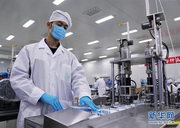在位于广西柳州的上汽通用五菱无尘车间内，工人在操作口罩生产设备（2月16日摄）。 新华社记者 杨驰 摄
