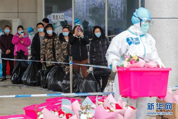33 2月26日，治愈患者携带个人物品准备接受消毒后离开江夏方舱医院。新华社记者 沈伯韩 摄