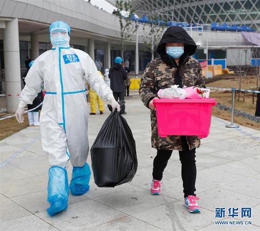 2月26日，治愈患者携带个人物品和医院赠送的鲜花、中药等离开江夏方舱医院。