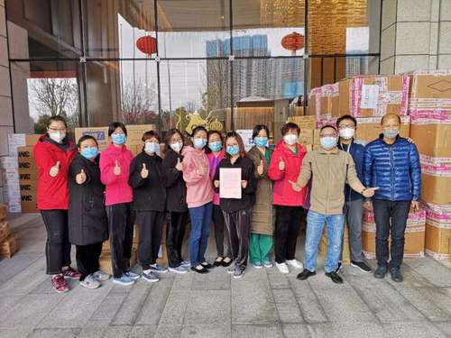 在王磊的安排下，上海民建第一批援鄂物资顺利送到了上海援鄂医疗队手上。