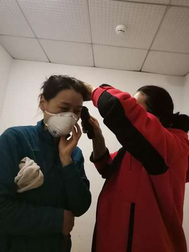 为有利于个人防护、抢救患者，吴燕把长发剪短